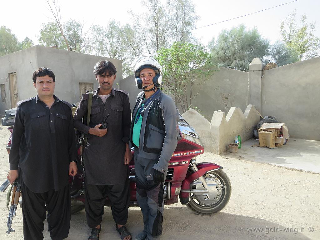 IMG_1552.JPG - 13.10 - Dalbandin, Belucistan: la mia scorta militare pakistana