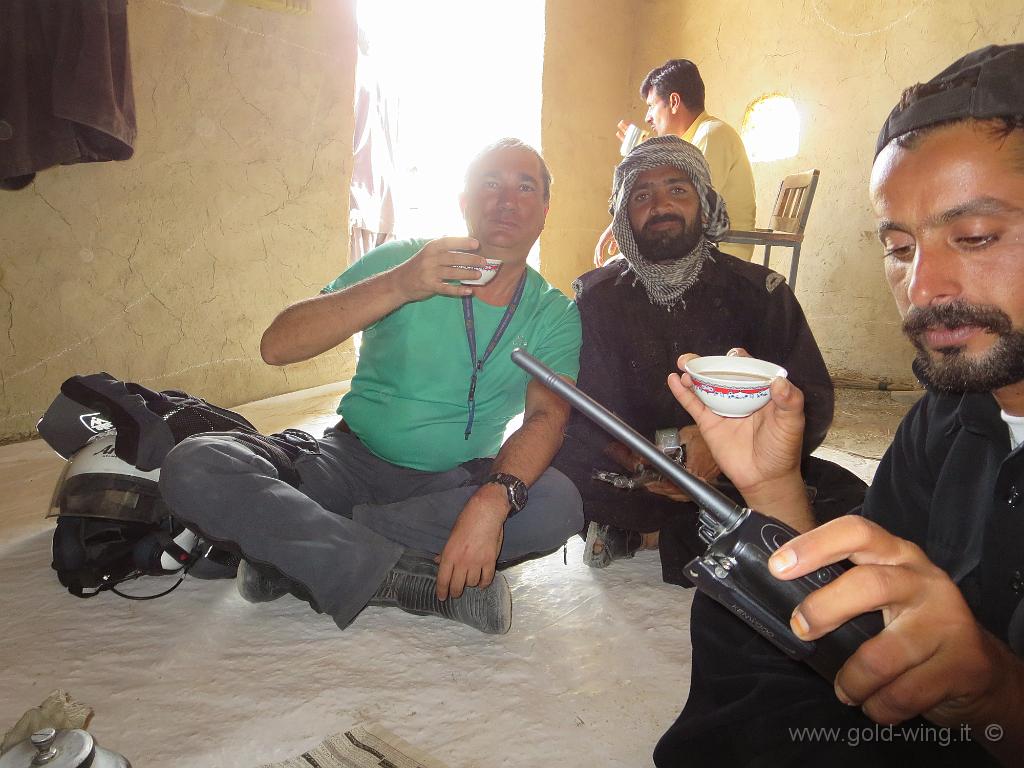IMG_1627.JPG - 13.10 - Tè nel deserto del Belucistan con i militari pakistani