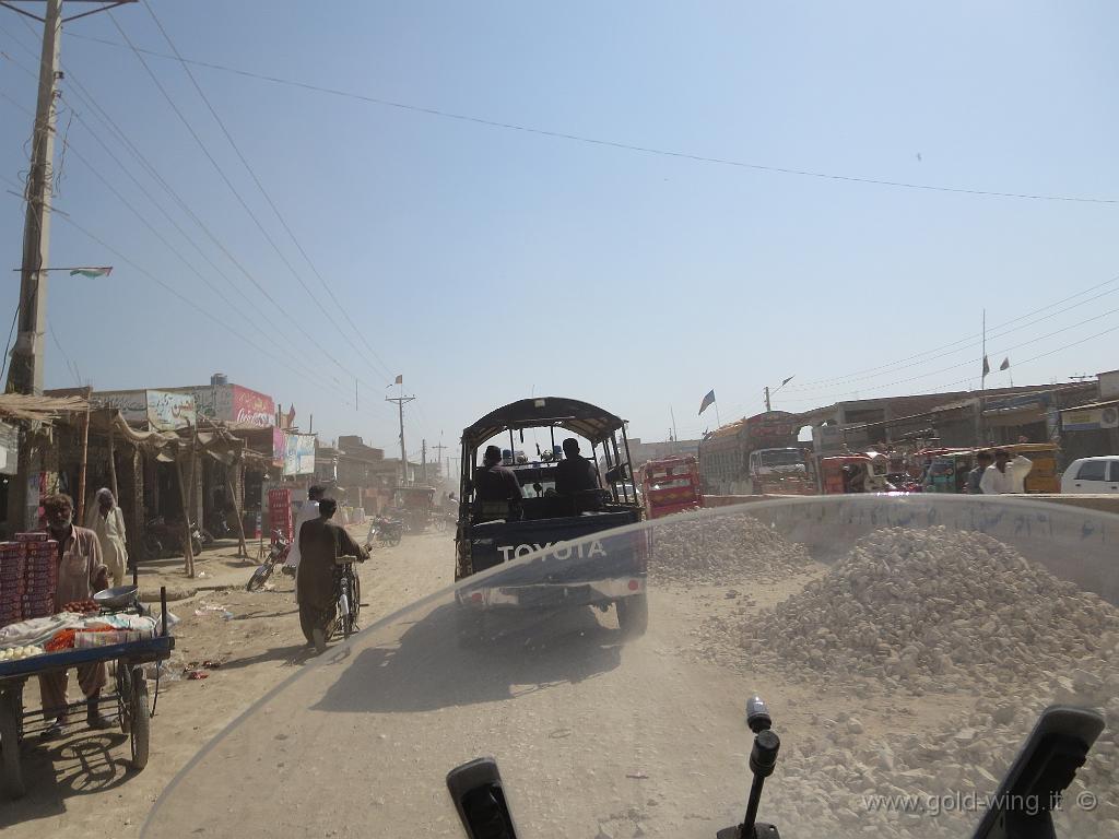IMG_1799.JPG - 15.10 - Belucistan (Pakistan): caotico attraversamento di un paese