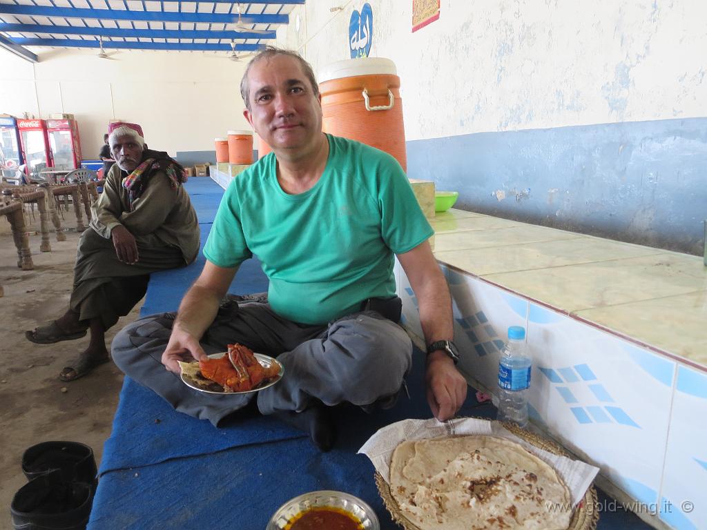 IMG_1816.JPG - 15.10 - Belucistan (Pakistan): pranzo in un "ristorante"