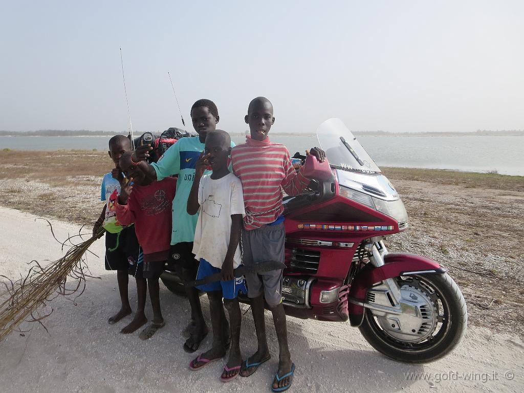 x-IMG_0243.JPG - 16.12 - Il Lago Rosa e bambini senegalesi (Senegal)