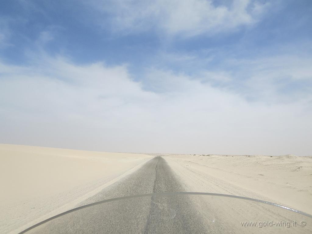 x-IMG_0883.JPG - 19.12 - Sahara Occidentale: la strada quasi scompare nel deserto