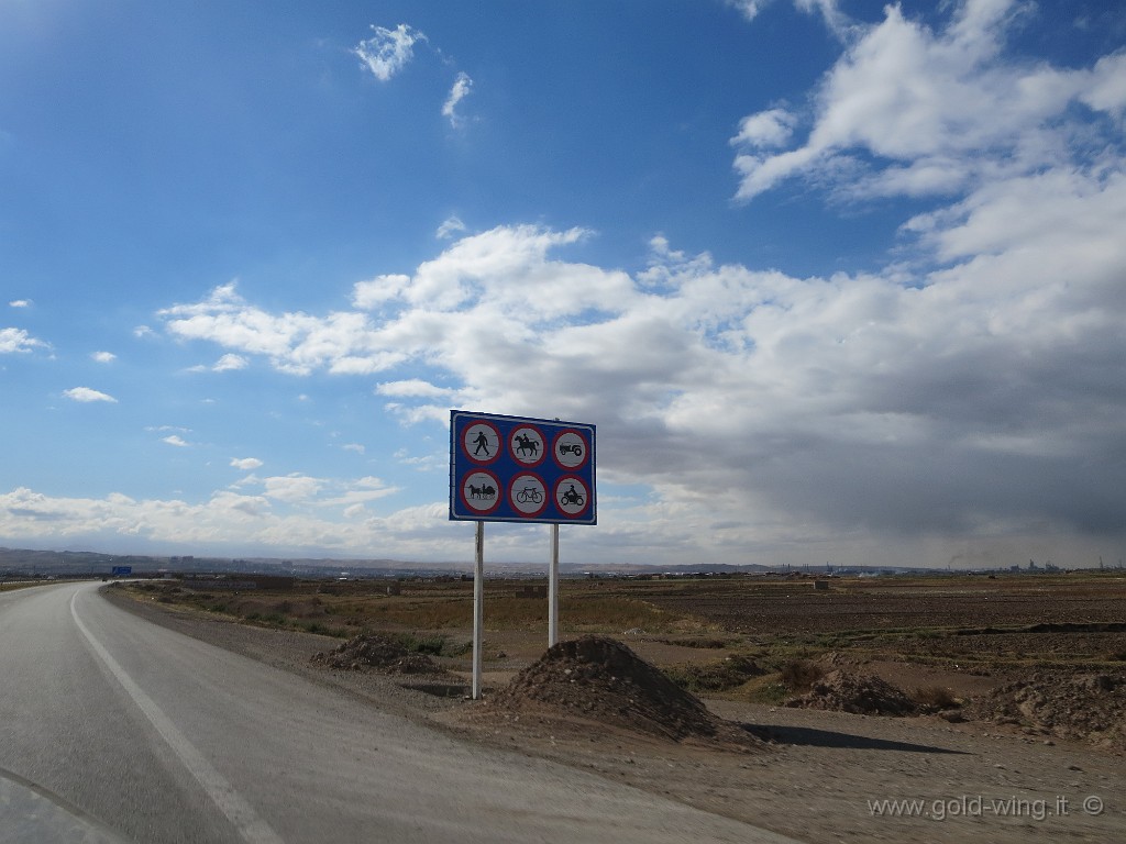 IMG_0595.JPG - Autostrada presso Tabriz: divieti di accesso