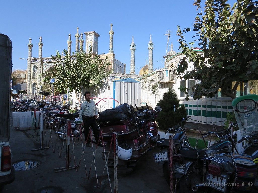 IMG_0662.JPG - Qom: parcheggio moto davanti al santuario sciita Hazrat-e Masumeh