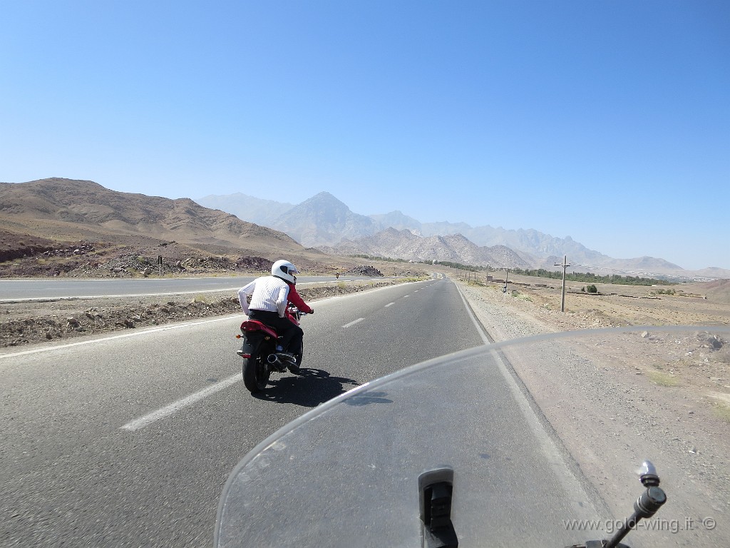 IMG_0773.JPG - Presso Natanz: motociclisti iraniani