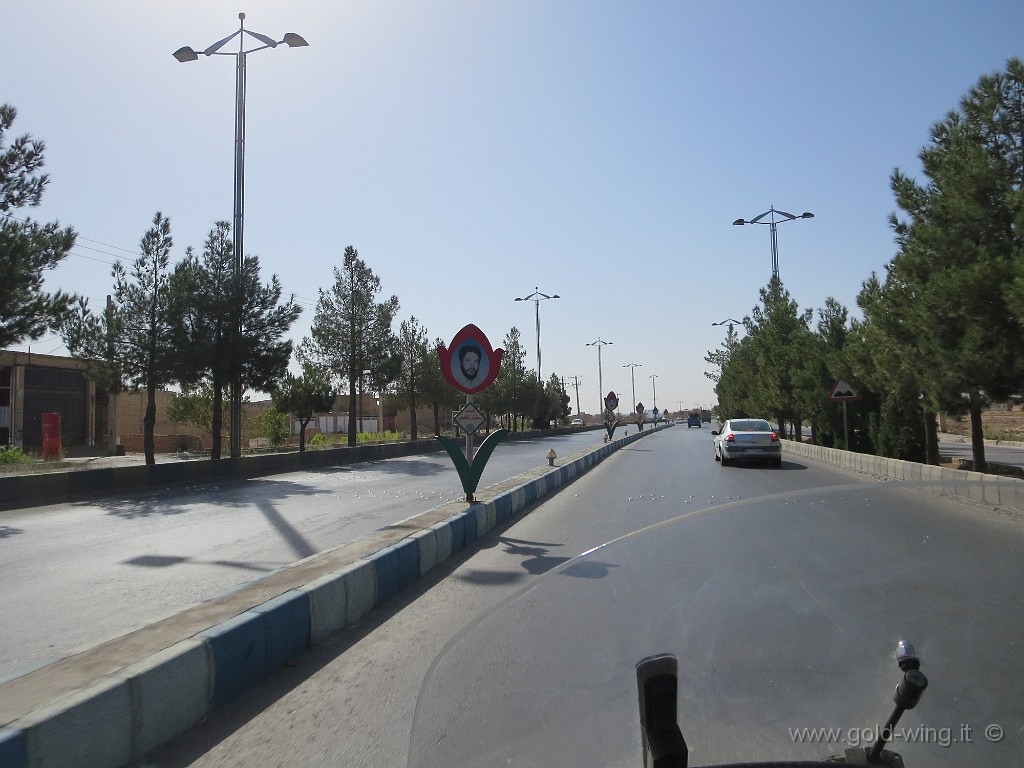 IMG_1006.JPG - Yazd: sul viale di accesso, foto che ricordano i caduti