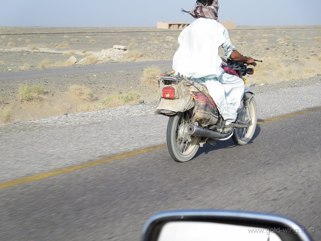 IMG_1519.JPG - Deserto del Belucistan: moto locali