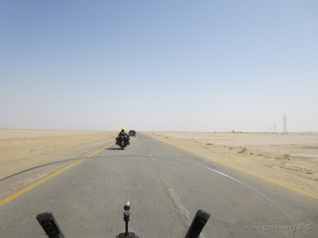 IMG_1575.JPG - Deserto del Belucistan, il convoglio: i militari, la Transalp e io