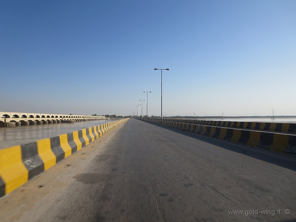 IMG_1836.JPG - Ponte sul grande fiume Indo: 8.008 km e 13 giorni da casa