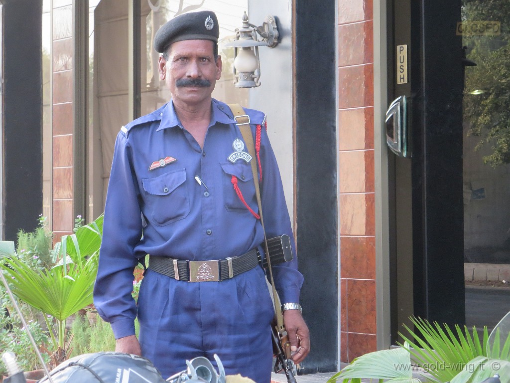 IMG_1860.JPG - Rahimyar Khan, davanti all'albergo: la guardia armata che ha sorvegliato la mia moto durante la notte