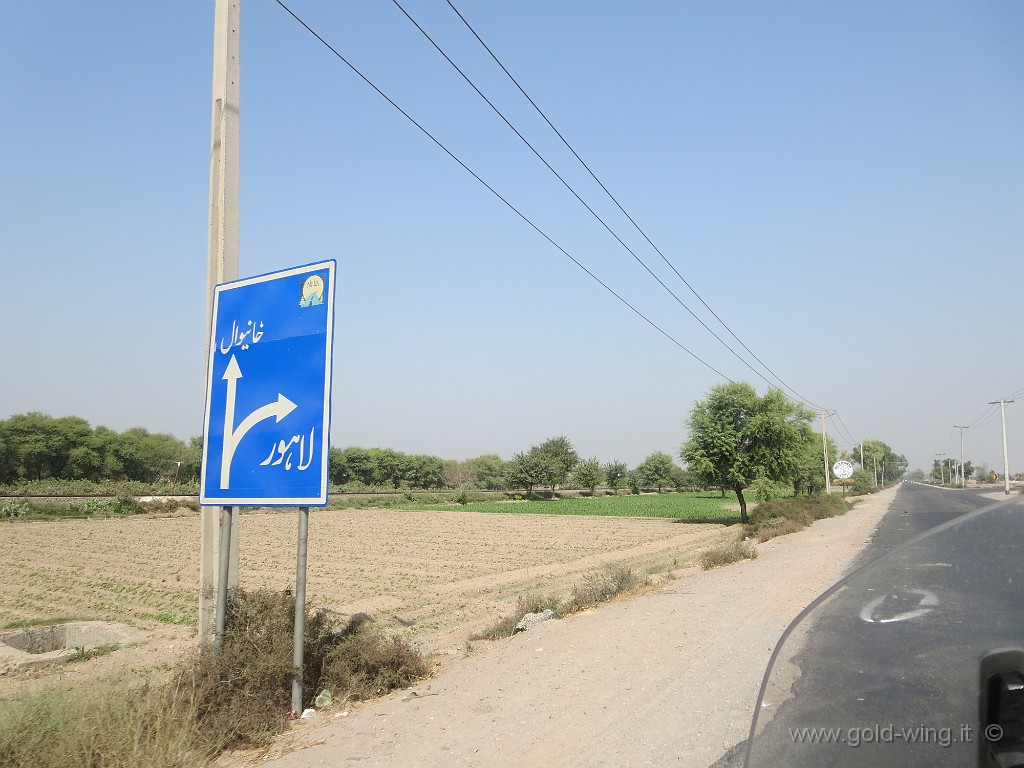 IMG_1874.JPG - A est di Multan: strade indicate solo in urdu