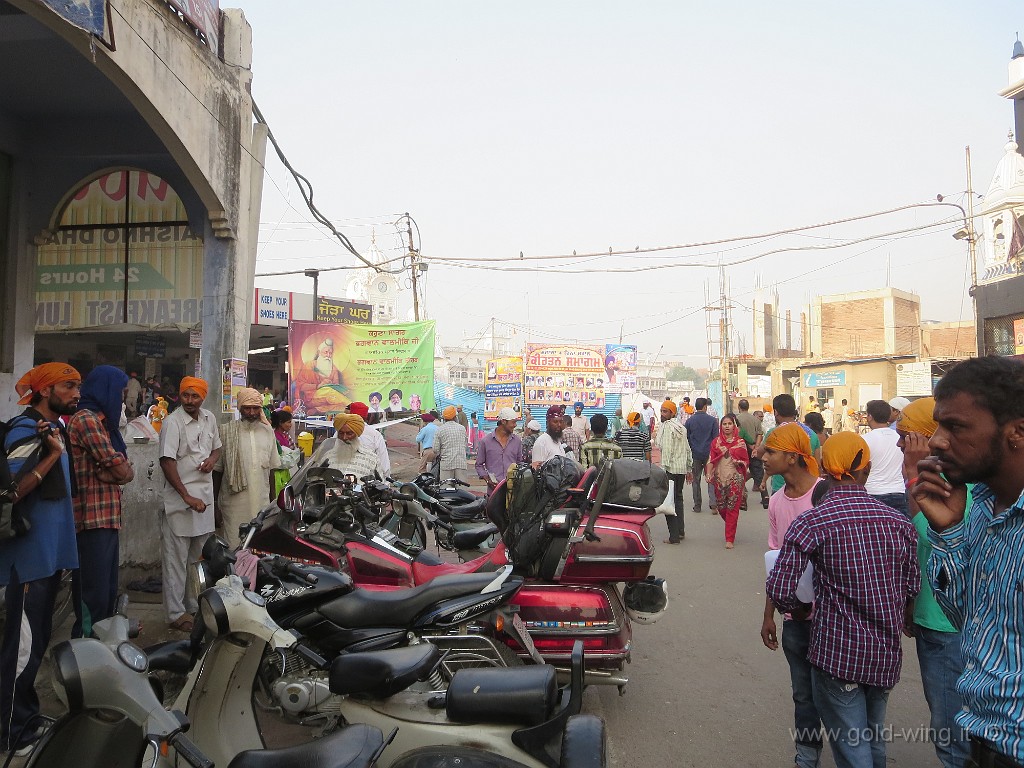 IMG_1920.JPG - Amritsar: parcheggio moto davanti al Golden Temple dei sikh