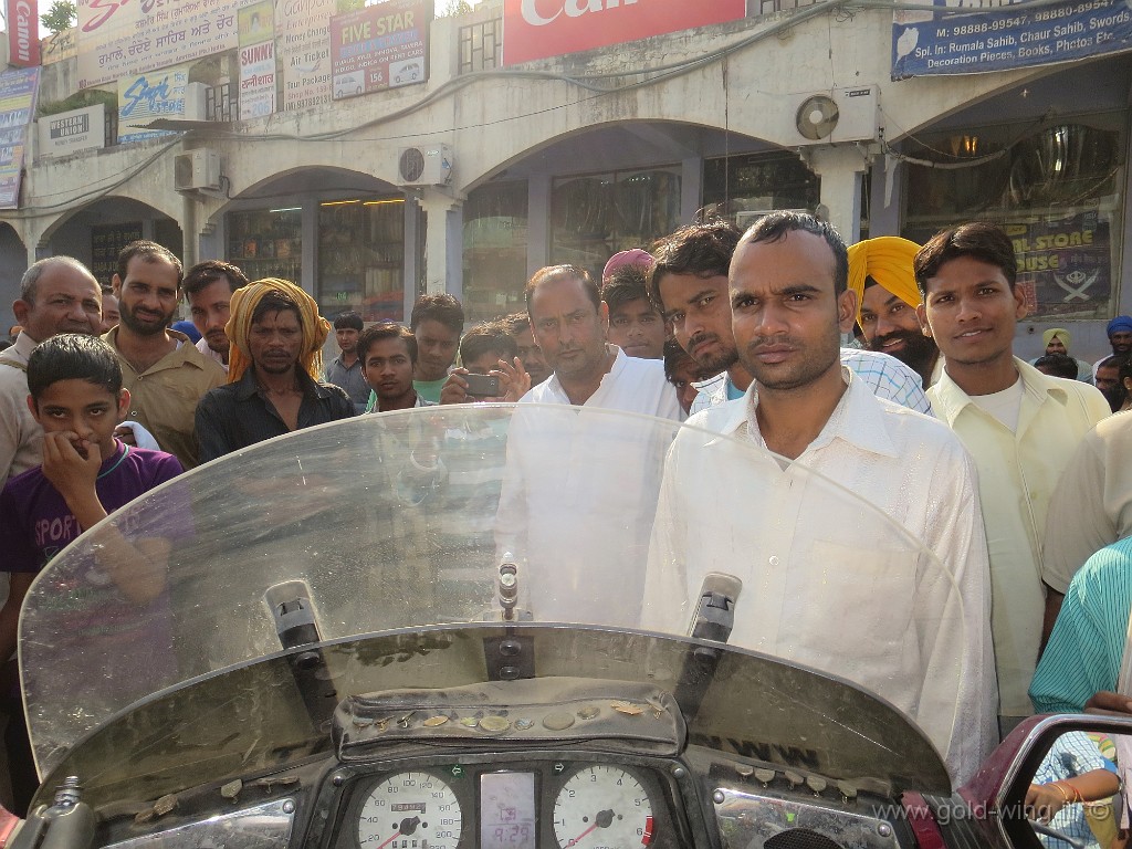 IMG_2059.JPG - Amritsar: riprendo la moto davanti al Golden Temple... facendomi strada tra la gente