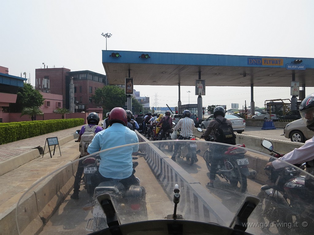 IMG_2257.JPG - Autostrada tra Delhi e Agra: in India le moto non pagano in autostrada o pagano tariffe ridotte