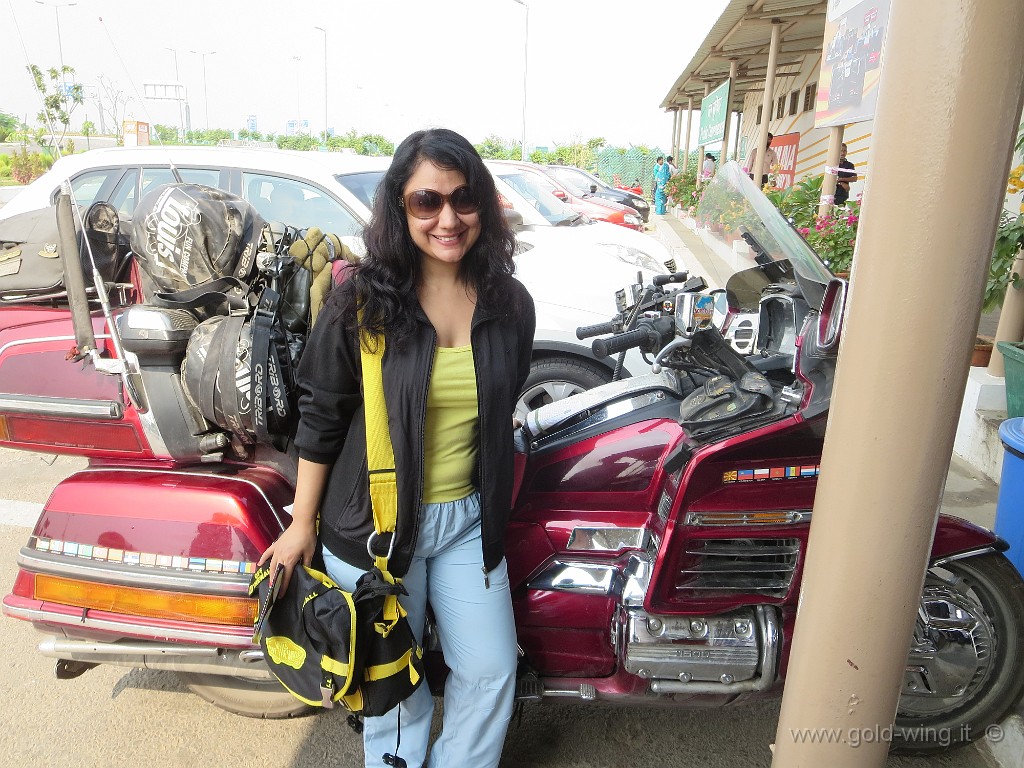 IMG_2267.JPG - Autostrada tra Delhi e Agra: attrice indiana