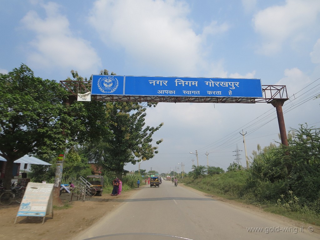 IMG_2693.JPG - Anche sulla via principale (presso Gorakhpur) i cartelli non sono molto chiari