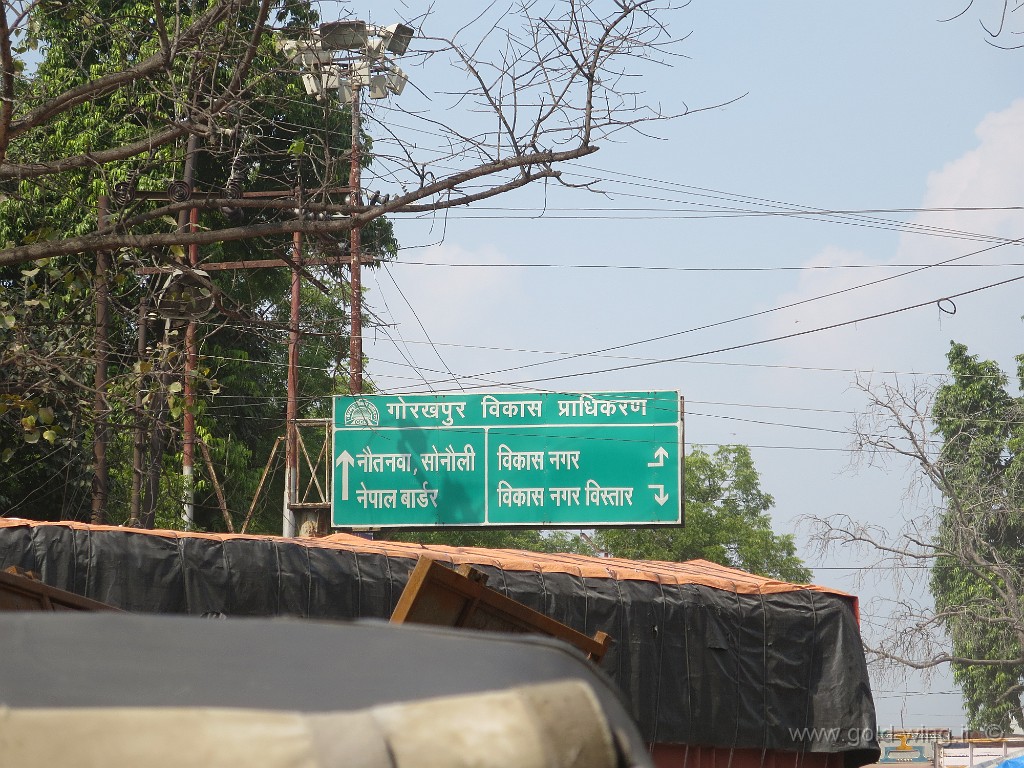 IMG_2700.JPG - Anche a nord di Gorakhpur (diretto verso il Nepal) i cartelli aiutano poco