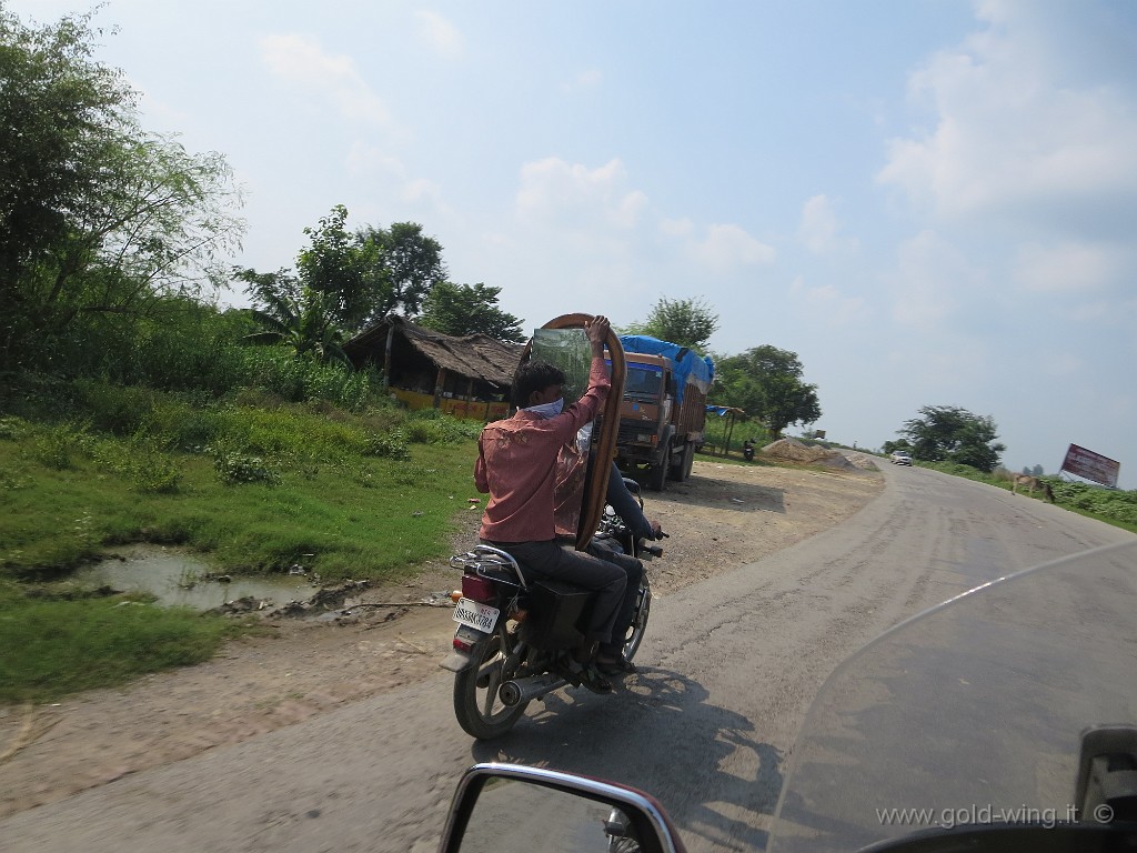IMG_2702.JPG - Tra Gorakhpur e il Nepal: un bell'esempio di specchio retrovisore per moto