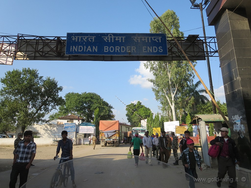 IMG_2730.JPG - Frontiera di Sunauli (India) - Bhairahawa (Nepal): uscita dall'India