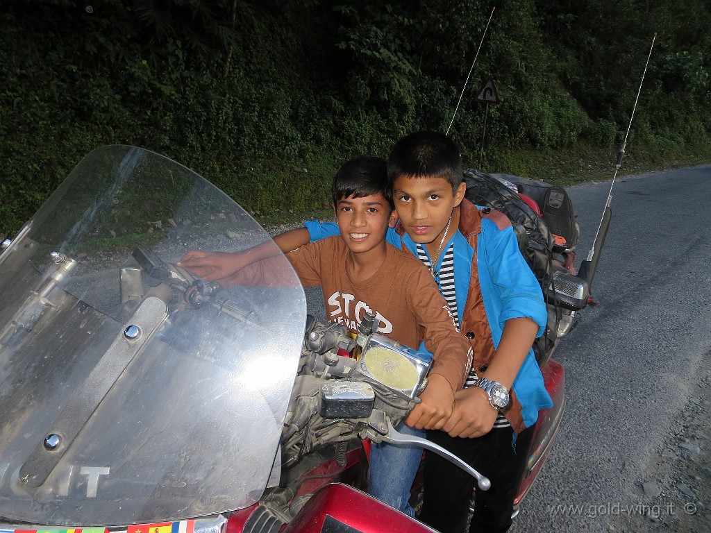IMG_2947.JPG - Tra Pokhara e la valle di Kali Gandaki: bambini nepalesi