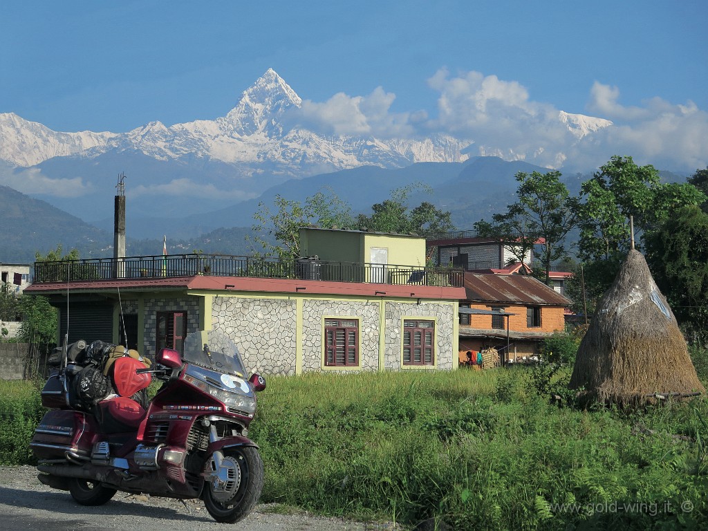 IMG_3000-3.jpg - Il monte sacro, inviolato, Machhapuchhare (m 6.997), nel gruppo dell'Annapurna (m 8.091)