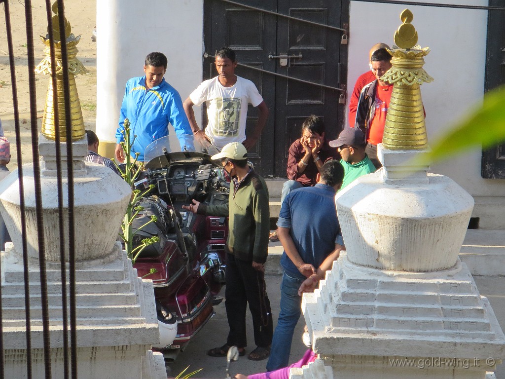 IMG_3259.JPG - Kathmandu: tempio di Swayambhunath e la moto parcheggiata