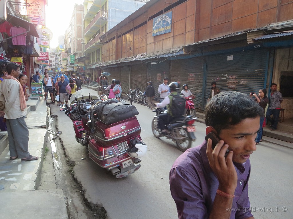 IMG_3276.JPG - Kathmandu, quartiere di Thamel: faccio telefonare allo spedizioniere