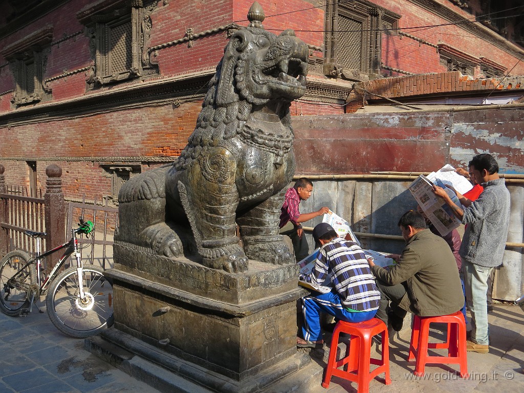 IMG_3330.JPG - Kathmandu, Durbar Square: presso il palazzo reale