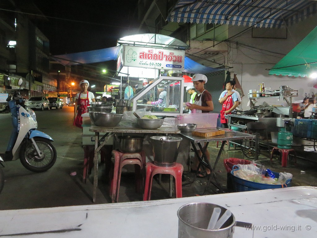 IMG_3598.JPG - Samut Songkhram: cena in strada