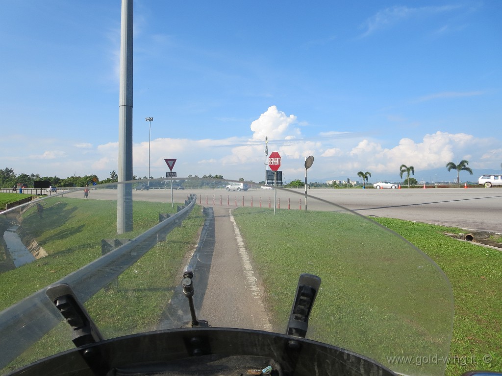 IMG_3933.JPG - Malaysia: le moto non pagano in autostrada (corsia riservata)