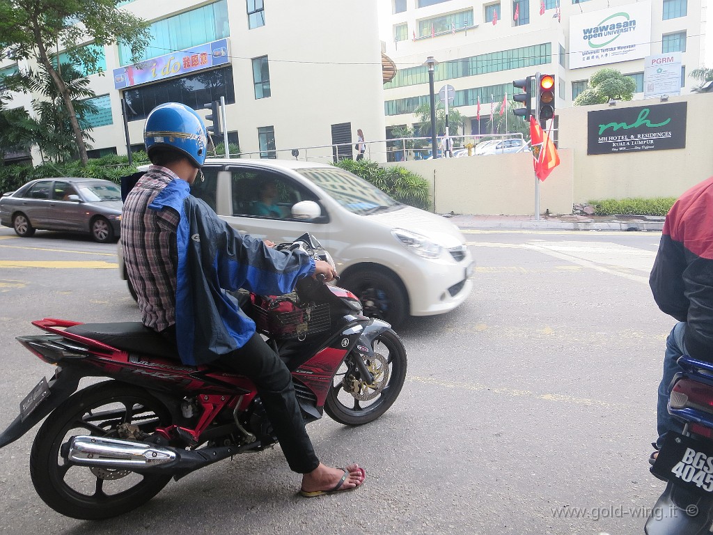 IMG_4222.JPG - Kuala Lumpur: strano modo di indossare la giacca in moto, per non parlare delle ciabatte