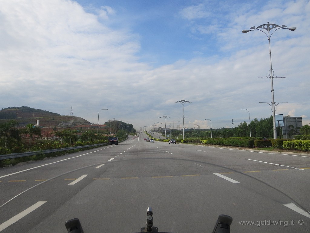 IMG_4225.JPG - In autostrada, tra la vecchia (Kuala Lumpur) e la nuova (Putrajaya) capitale della Malaysia