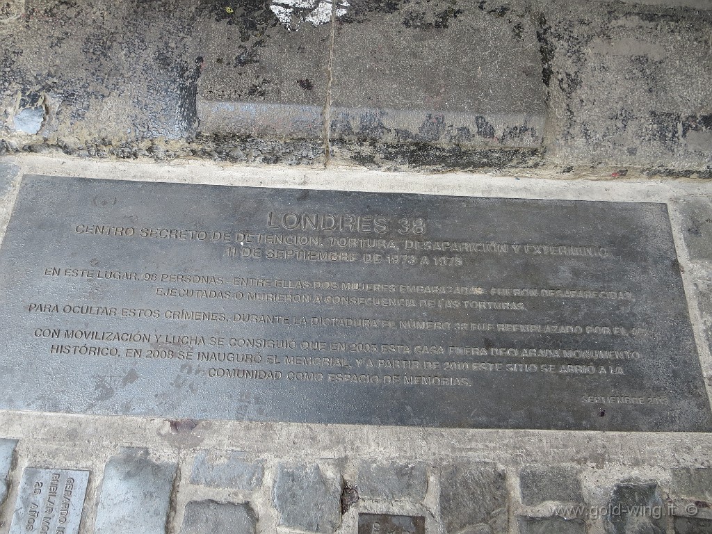 IMG_7086-7192.JPG - Santiago, Londres n. 38: il centro di tortura di Pinochet. La targa posta appena due mesi fa: "Centro secreto de detencion, tortura, desaparicion y exterminio - 11 de septiembre de 1973 a 1975..."