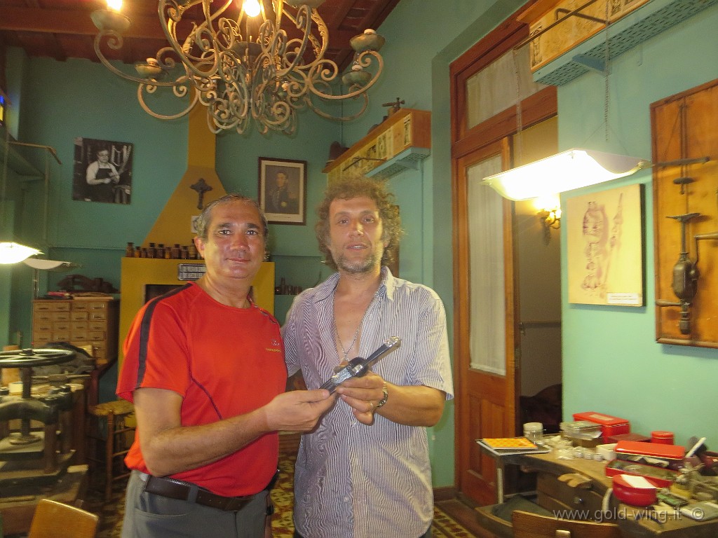 IMG_7709.JPG - San Antonio de Areco: Mariano Draghi mi consegna uno dei coltelli dei gauchos che realizza