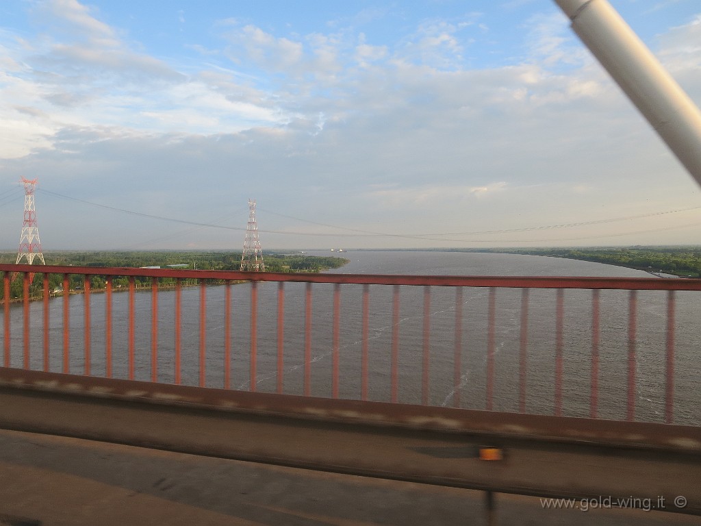 IMG_7750.JPG - Il grande fiume Paranà, presso il delta