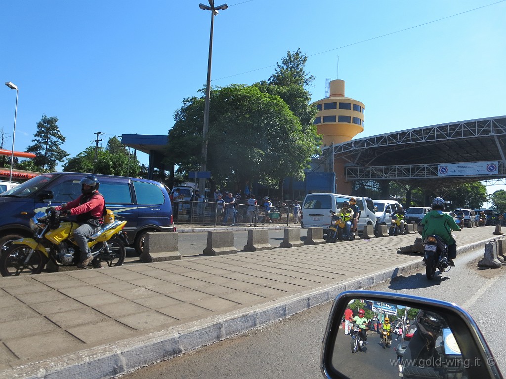 IMG_8596.JPG - Mototaxi in servizio sul ponte sul Paranà tra Ciudad del Este (Paraguay) e Foz do Iguaçu (Brasile)