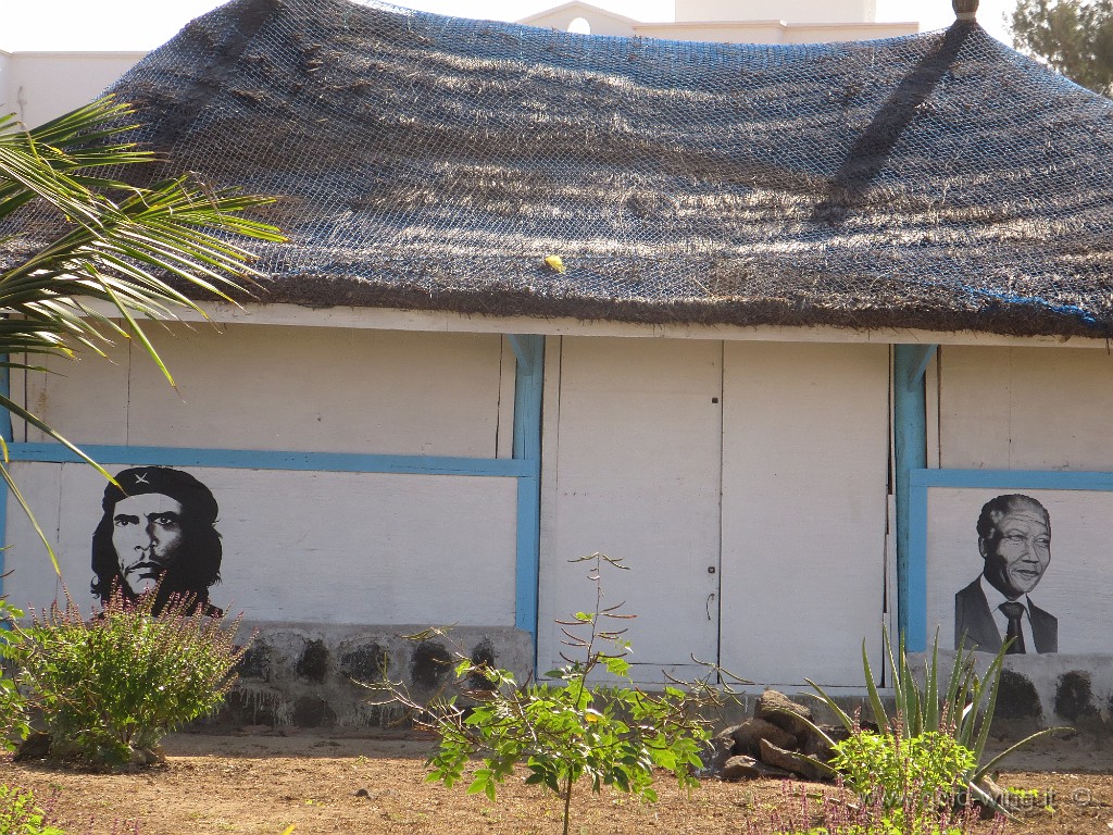 IMG_9733.JPG - Immagini del Che e Mandela, su un bar presso la spiaggia