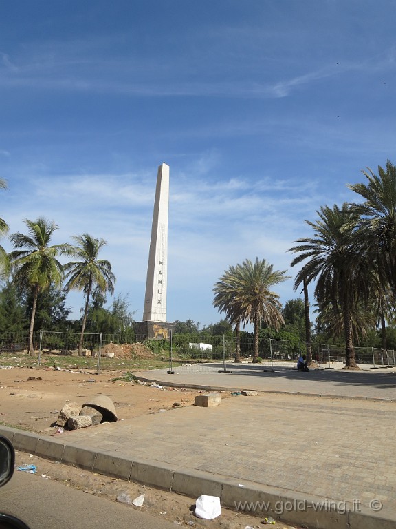 IMG_9867.JPG - Dakar: Piazza dell'Indipendenza, l'obelisco che ricorda l'anno dell'indipendenza del Senegal (MCMLX=1960)