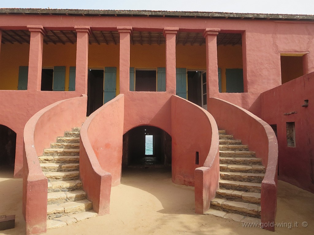 IMG_0110.JPG - Ile de Goreè: la Maison des Esclaves (Casa degli Schiavi). L'abbraccio mortale della scalinata e la porta verso l'abisso