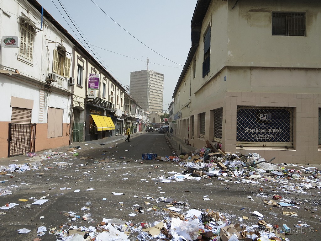 IMG_0157.JPG - Centro di Dakar: normale spazzatura