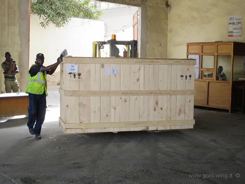 IMG_0203.JPG - Aeroporto di Dakar: ecco finalmente la moto, nella sua cassa (troppo grande: i brasiliani non hanno fatto un lavoro preciso)