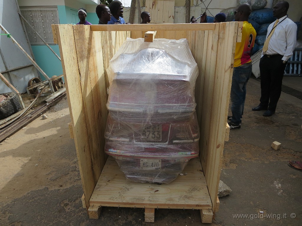 IMG_0211.JPG - Aeroporto di Dakar: la moto esce dalla cassa