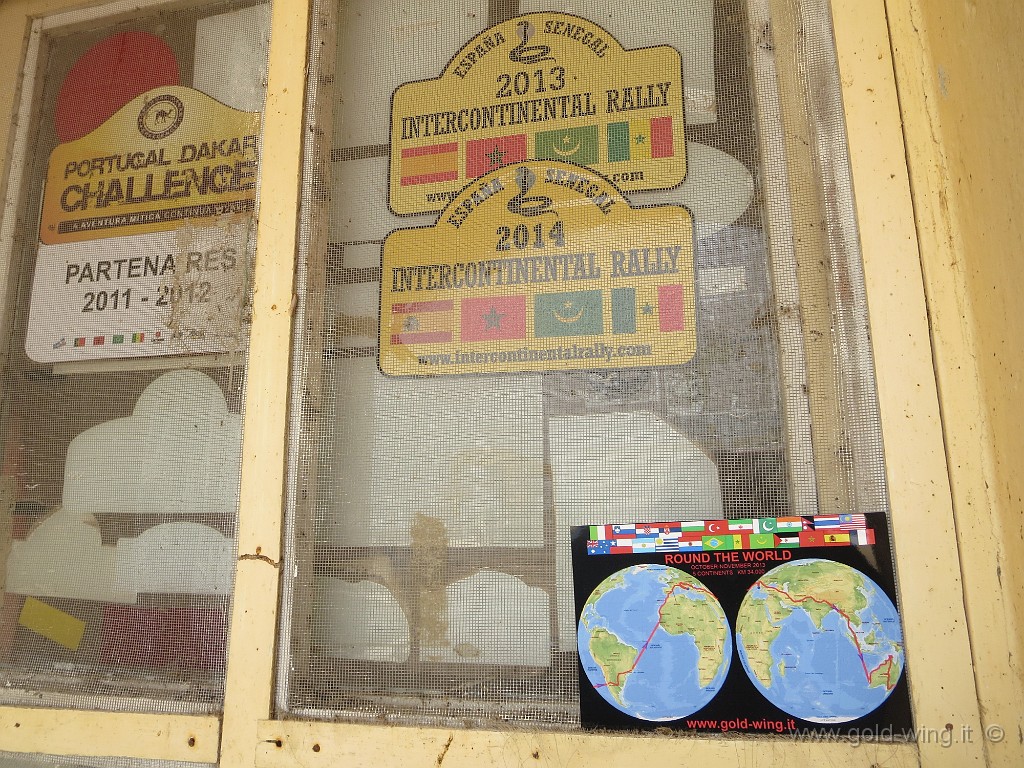 IMG_0336.JPG - Posto di frontiera di Djama, uscita dal Senegal: ora c'è anche l'adesivo del mio viaggio