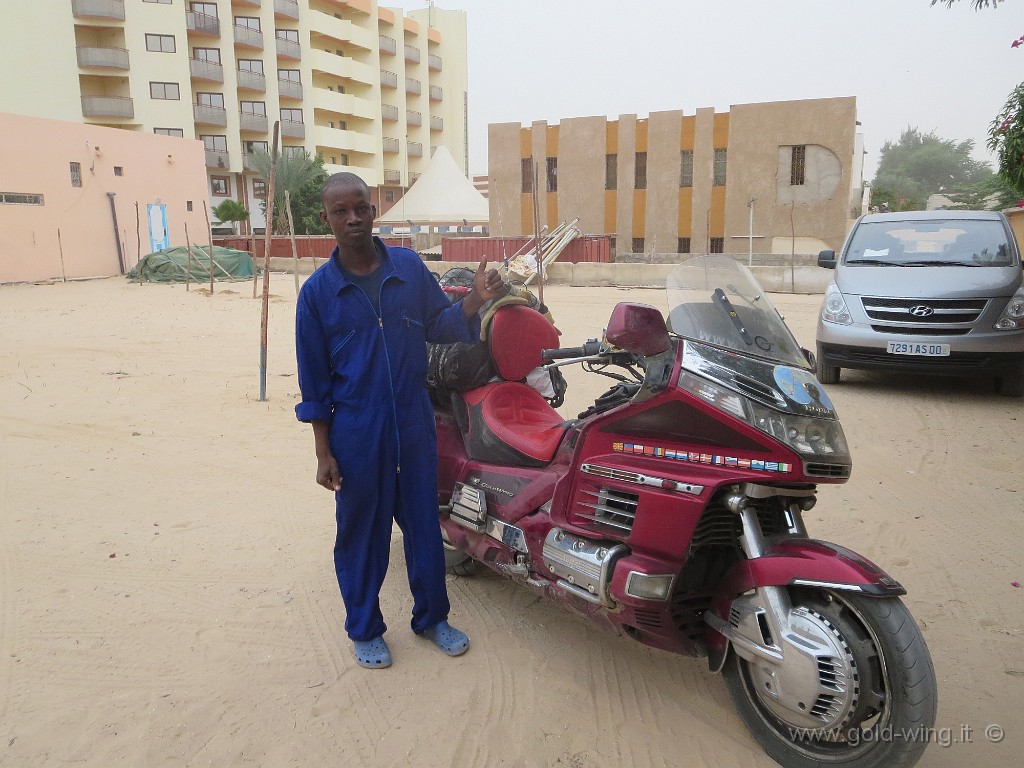 IMG_0547.JPG - Nouakchott, il guardiano del parcheggio dell'albergo: mancia "obbligatoria"