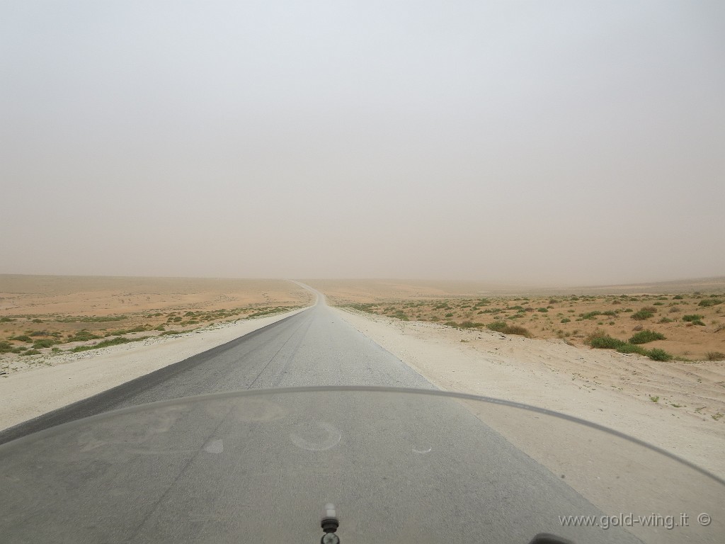 IMG_0613.JPG - E' quasi mezzogiorno, ma il cielo è ancora grigio nel deserto