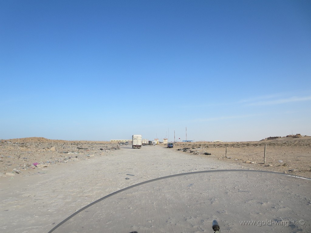 IMG_0825.JPG - "Terra di Nessuno": finalmente arrivo, dopo 3,7 km e 36', alla dogana marocchina (Sahara Occidentale)