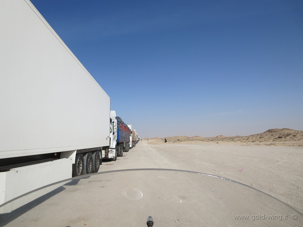 IMG_0829.JPG - Dopo la dogana marocchina (Sahara Occidentale), fila di camion che bloccano la strada...