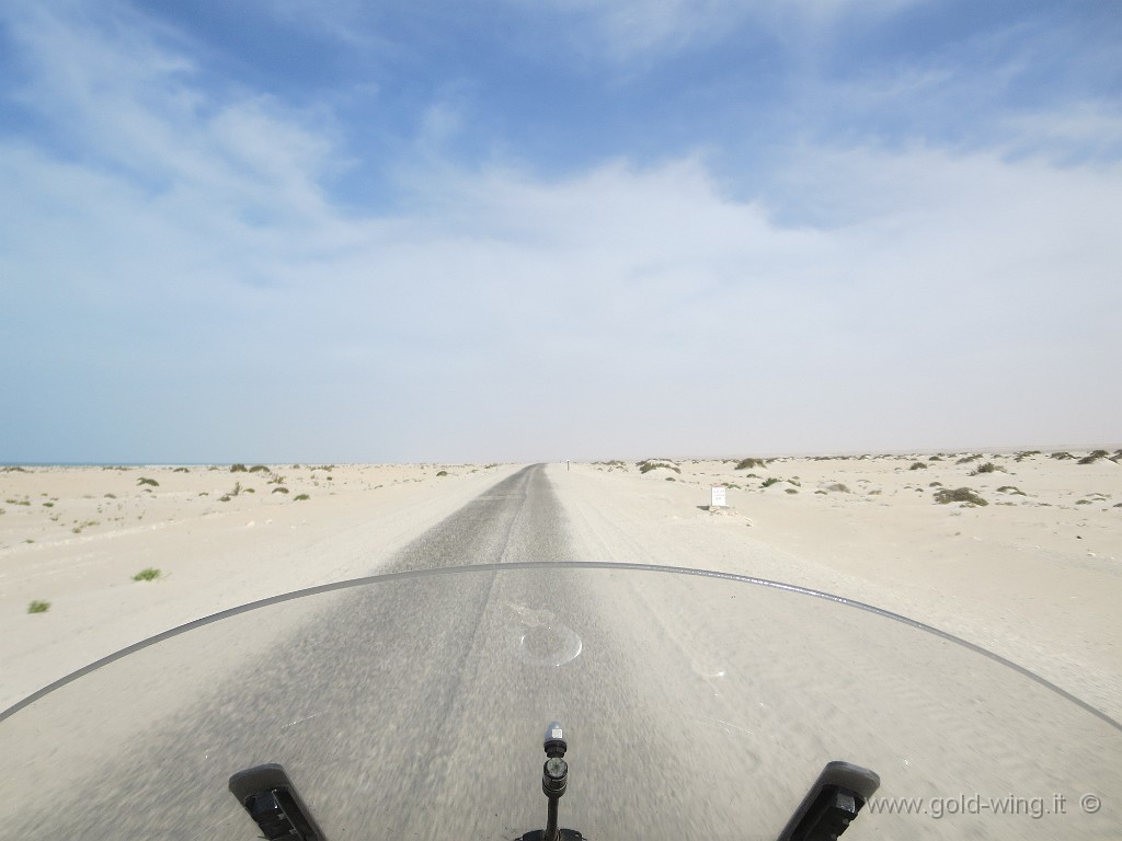 IMG_0876.JPG - La strada quasi scompare nel deserto