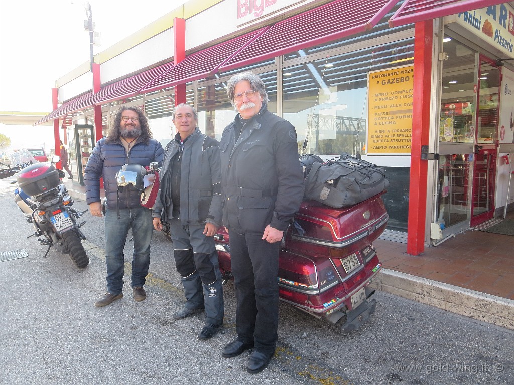 IMG_1367.JPG - Presso Salerno: incontro con due amici del Forum dei Motoviaggiatori: Orso-Bianco (a destra) e Hetanx (a sinistra)