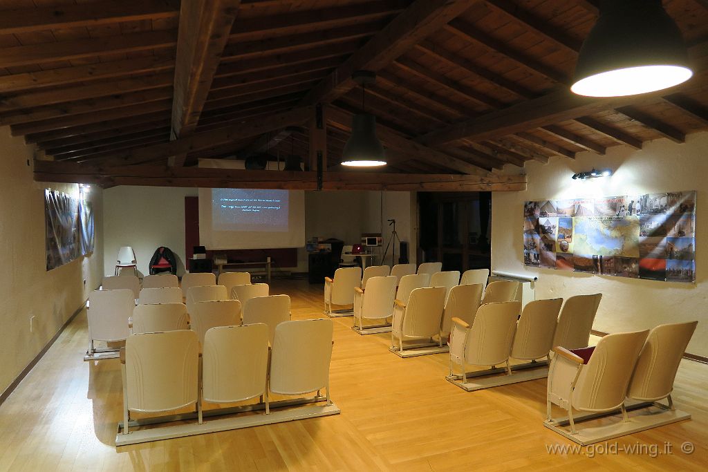 IMG_0146.JPG - La sala della presentazione del libro